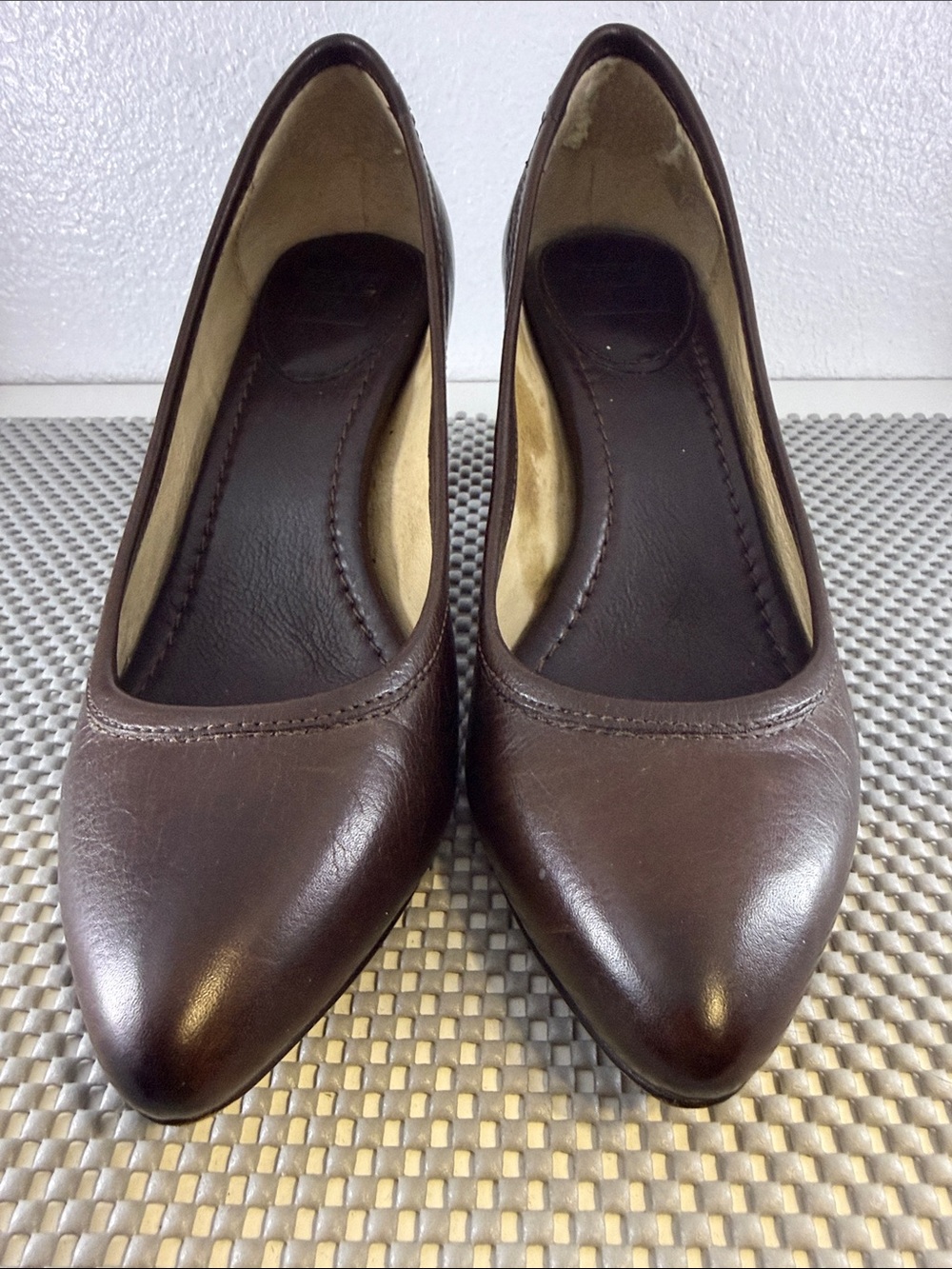Frye Regina Leather Slip On Pumps Triangle Mid Heel Brown Almond Toe Size 7.5